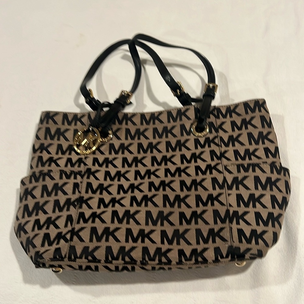 Michael Kors creme/ blk pocket book